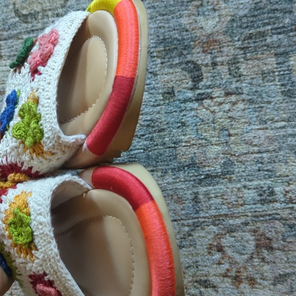 💚🌈🌸Farm Rio Crochet Slides - Picture 9 of 16